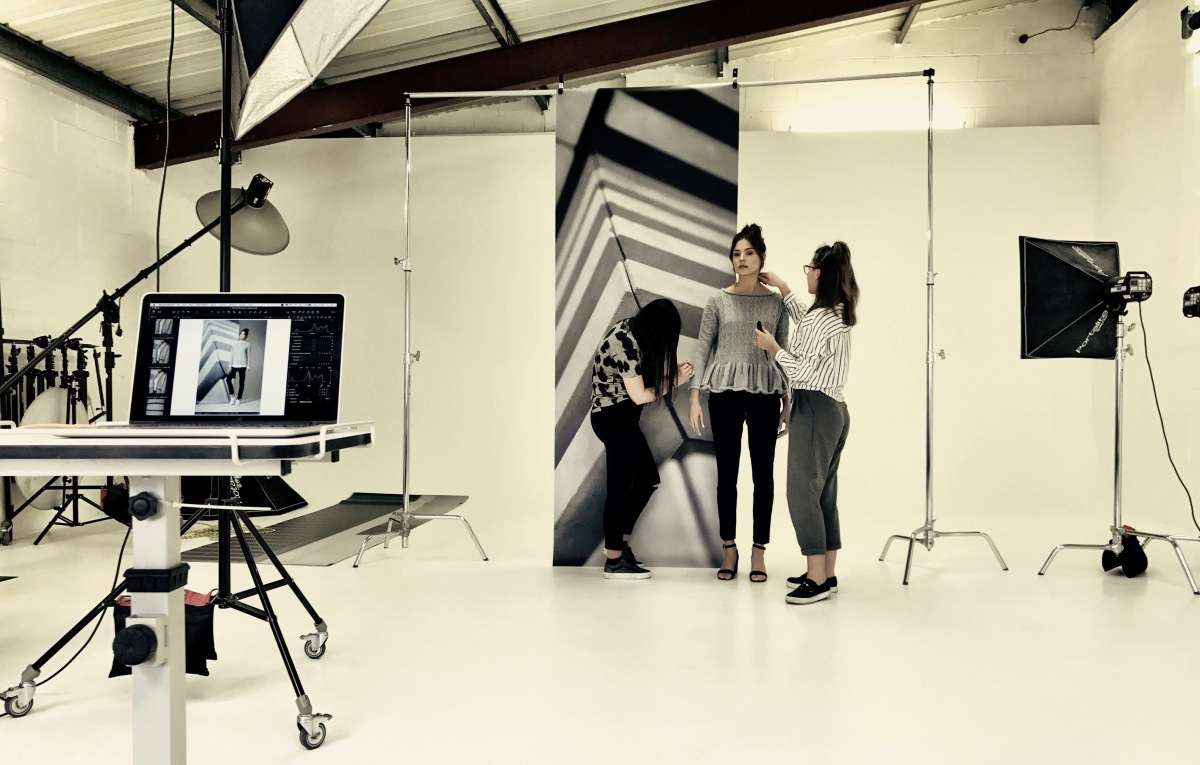 Contents 1. KNOW ABOUT INFLUENCES ON STUDIO PHOTOGRAPHY 1.1 Describe the wo...